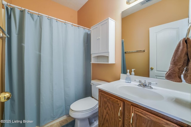 bathroom featuring toilet, curtained shower, visible vents, and vanity