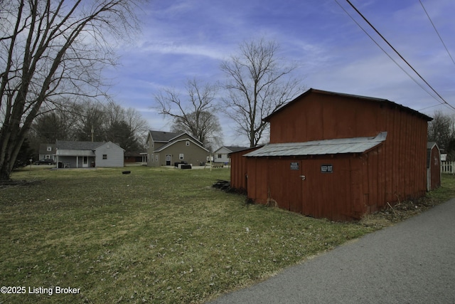 view of yard with an outbuilding