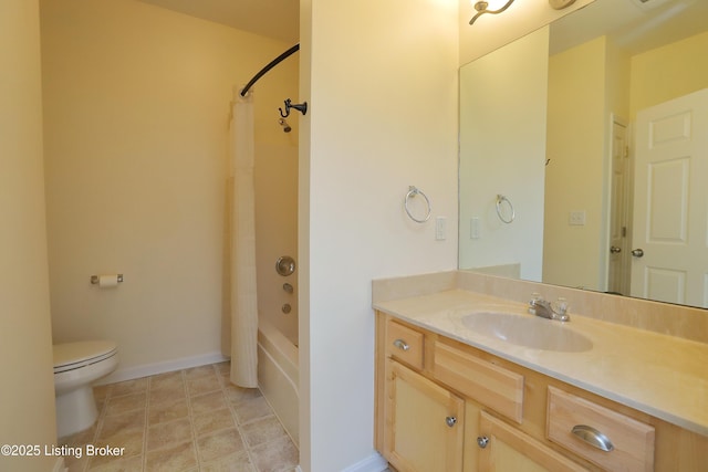 full bath featuring baseboards, vanity, toilet, and shower / tub combo with curtain