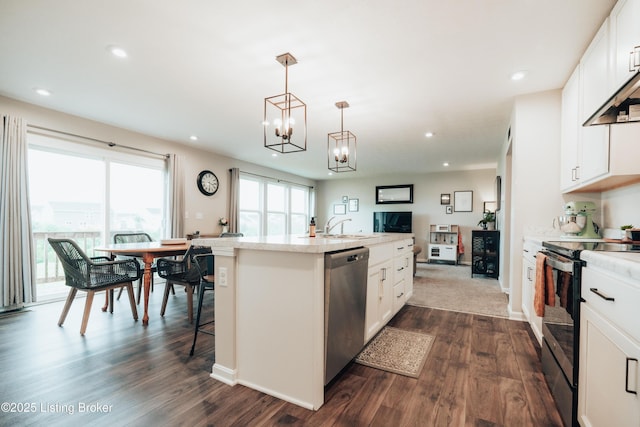 kitchen featuring stainless steel appliances, recessed lighting, dark wood-type flooring, open floor plan, and an island with sink