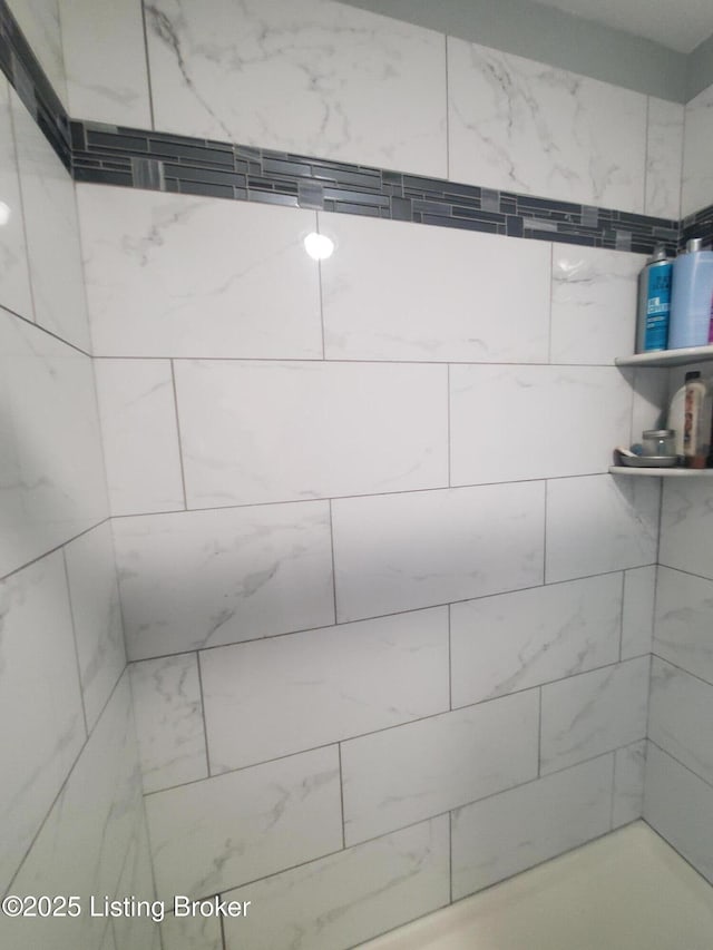 bathroom featuring tiled shower