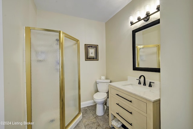 full bathroom featuring toilet, a stall shower, vanity, and baseboards