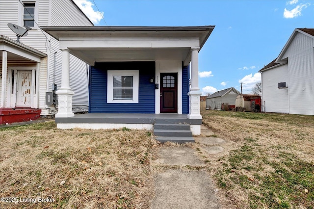 view of front of property featuring a porch and a front yard