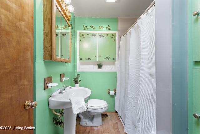 bathroom featuring visible vents, curtained shower, wood finished floors, and toilet