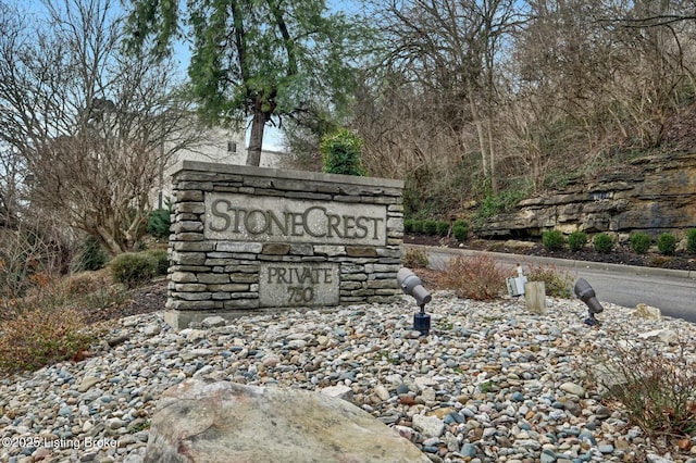 view of community / neighborhood sign