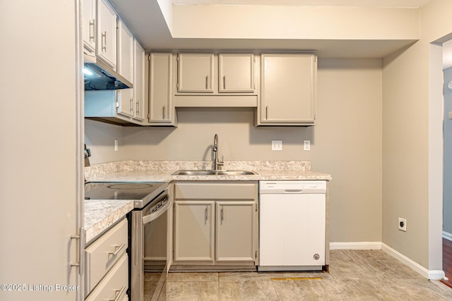 kitchen featuring light countertops, a sink, white appliances, under cabinet range hood, and baseboards