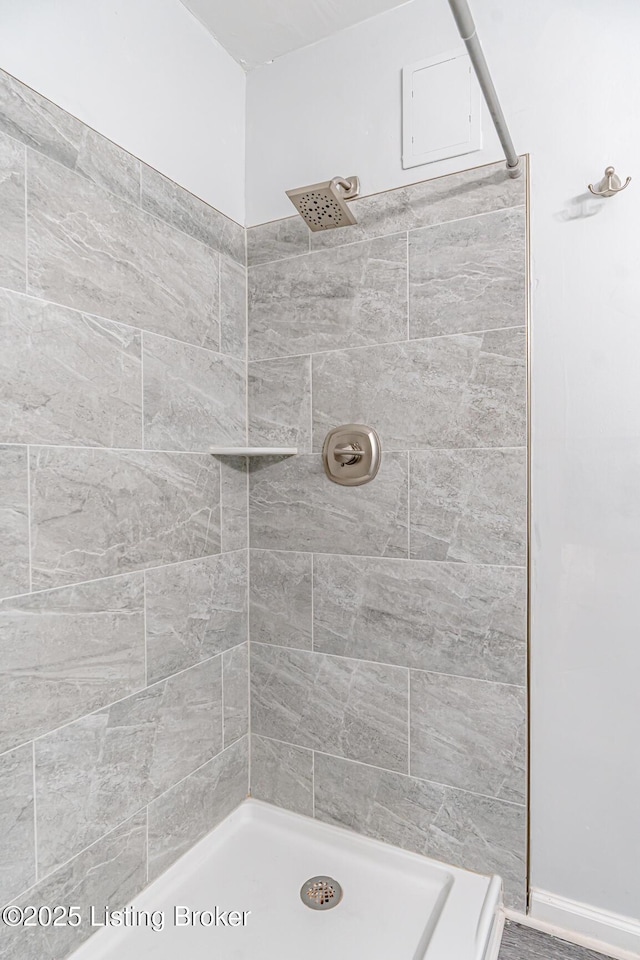 full bathroom featuring tiled shower