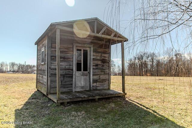 view of outdoor structure with an outbuilding