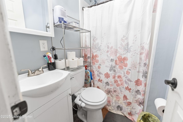 bathroom with toilet, a shower with curtain, and vanity