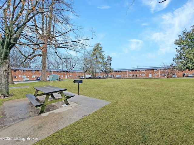 view of property's community featuring a lawn