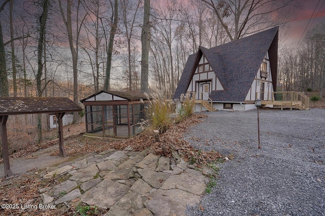 view of yard featuring gravel driveway