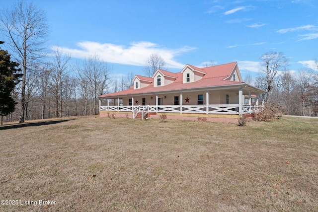 farmhouse-style home featuring a front lawn and a porch