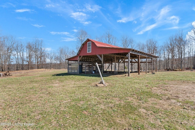 view of yard featuring an outbuilding