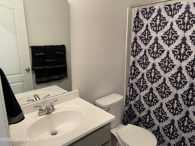 full bath featuring toilet, a shower with curtain, and vanity