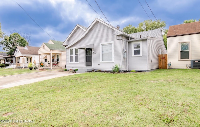 view of front of property featuring a front yard and fence