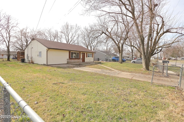 view of front of home featuring a front yard and fence