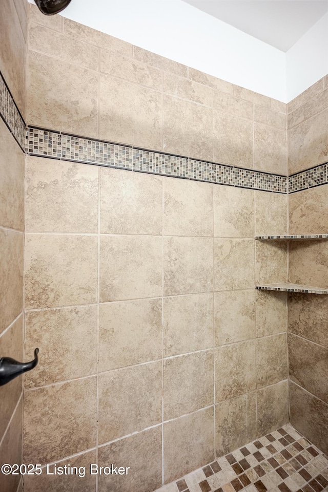 full bathroom featuring a tile shower