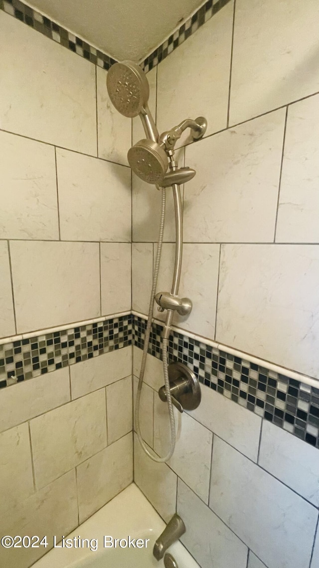 room details featuring tiled shower