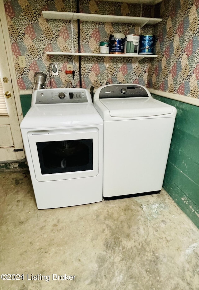 washroom featuring laundry area and washing machine and clothes dryer