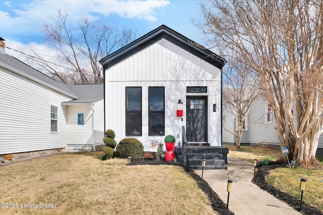 view of front of home featuring a front lawn