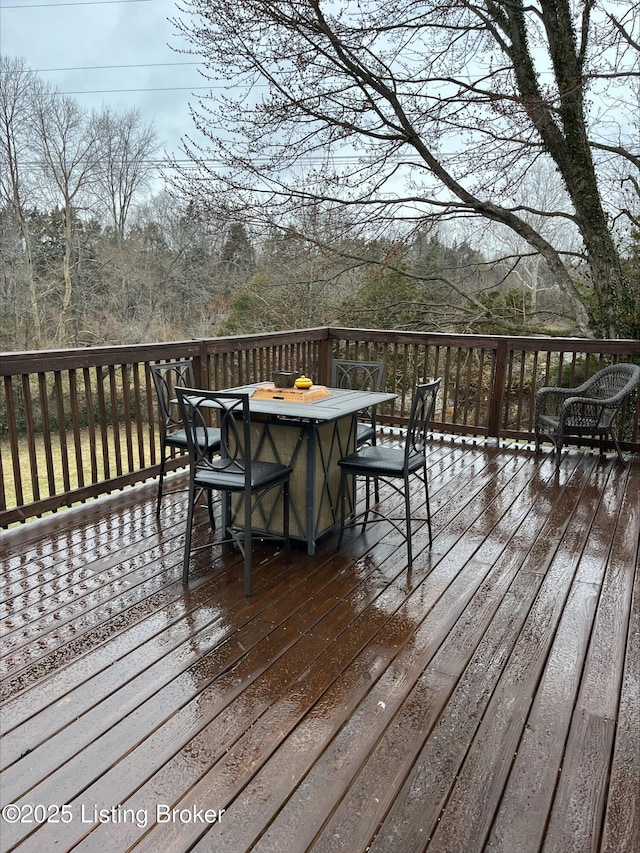 deck with outdoor dining space