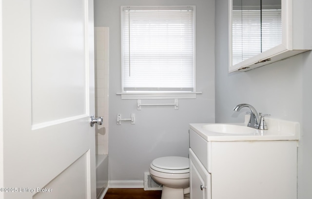 full bathroom featuring visible vents, toilet, vanity, and baseboards