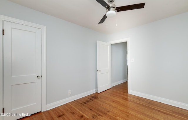 unfurnished room featuring light wood-style flooring, baseboards, and ceiling fan