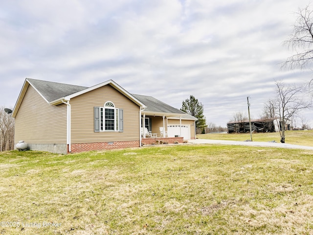 view of front of house featuring driveway, a shingled roof, a front lawn, a garage, and crawl space