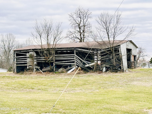 view of pole building featuring a yard