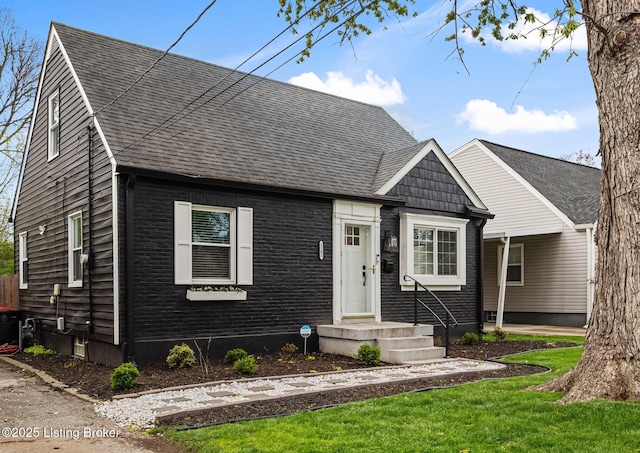view of front facade featuring a shingled roof