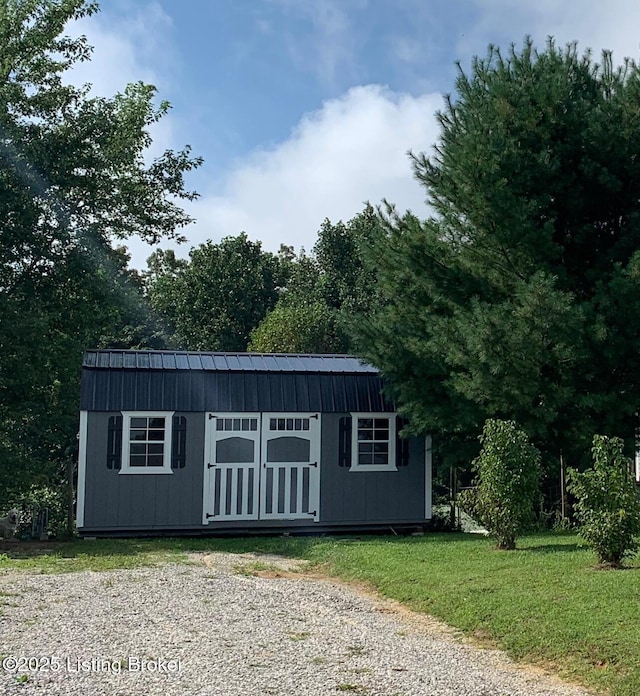 view of outdoor structure with an outdoor structure