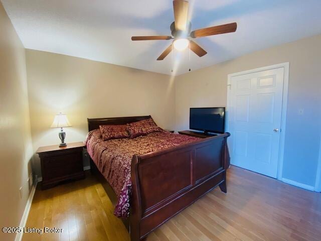 bedroom with light wood-style flooring, baseboards, and ceiling fan