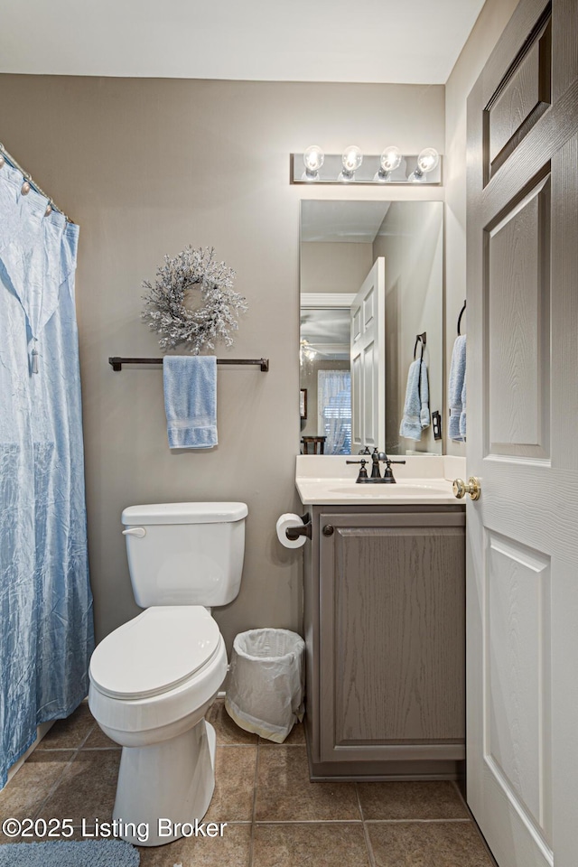 full bath featuring vanity, toilet, and a shower with curtain