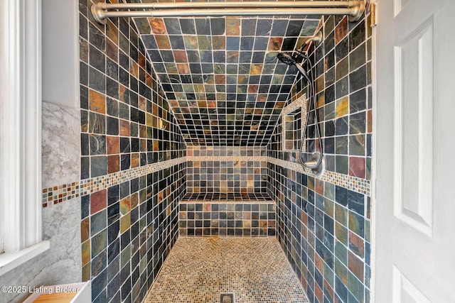 full bath with tiled shower