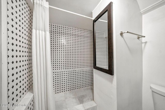 bathroom with curtained shower and toilet