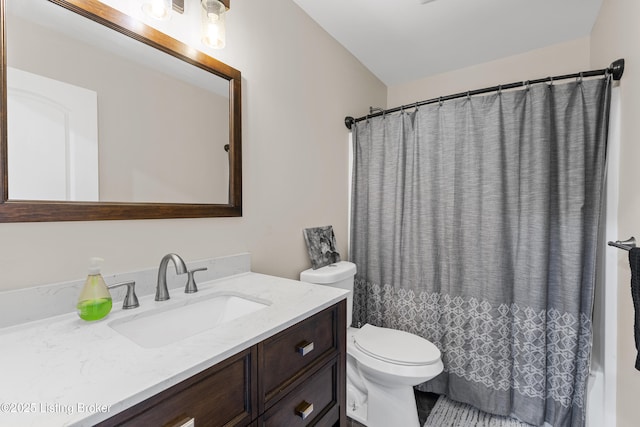 full bath with vanity, toilet, and a shower with curtain