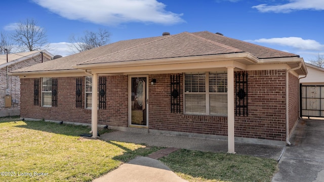 view of front facade featuring brick siding, a front lawn, and roof with shingles