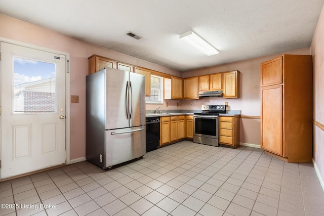 kitchen featuring visible vents, under cabinet range hood, stainless steel appliances, light countertops, and baseboards