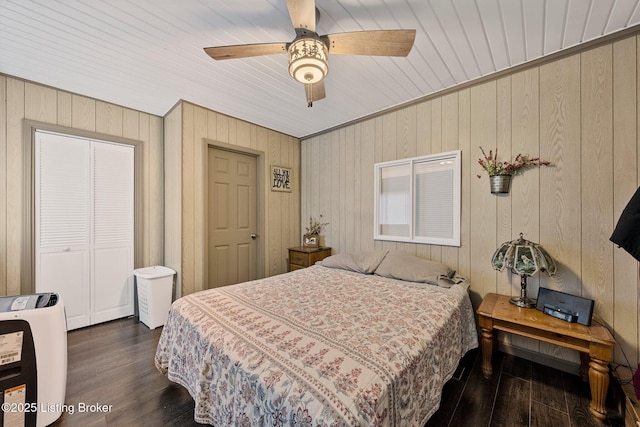 bedroom with a ceiling fan, dark wood-style flooring, and a closet