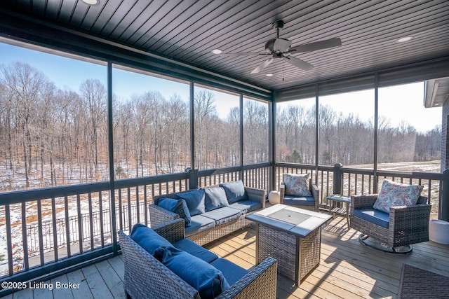 sunroom with ceiling fan