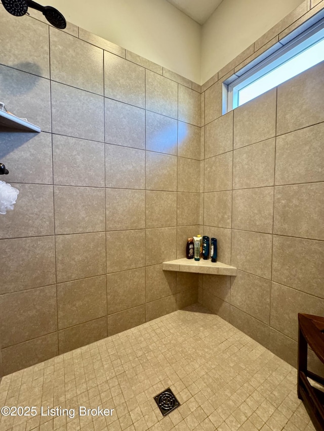 bathroom featuring a tile shower