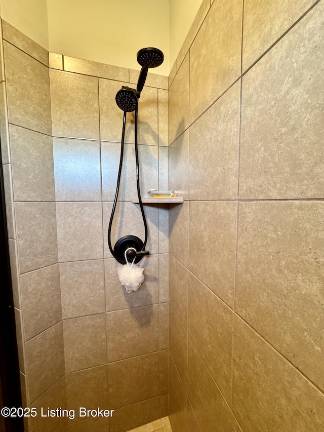 details featuring tiled shower