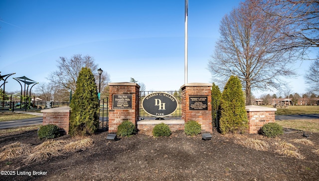 view of community / neighborhood sign