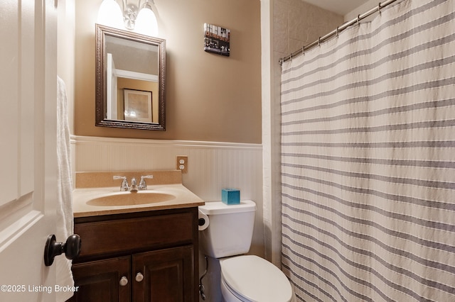 full bathroom with vanity, toilet, a shower with curtain, and wainscoting