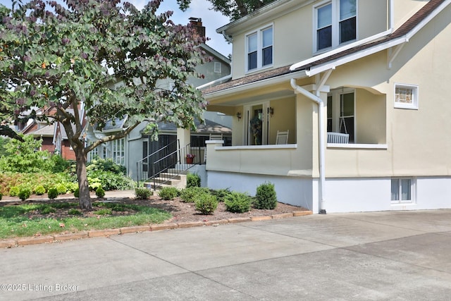 view of front facade featuring stucco siding