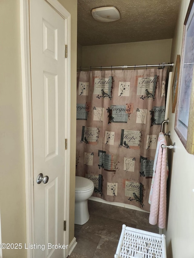 full bath with curtained shower, a textured ceiling, and toilet