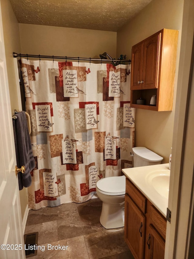 full bathroom with vanity, visible vents, a textured ceiling, curtained shower, and toilet