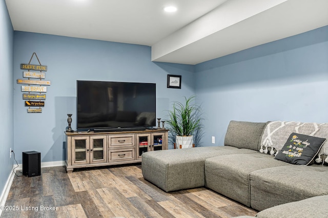 living area featuring recessed lighting, baseboards, and wood finished floors