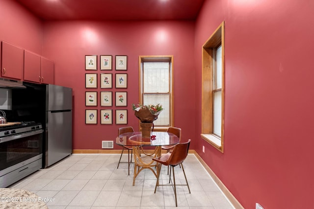 dining room featuring visible vents, baseboards, and light tile patterned flooring