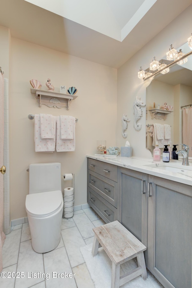 bathroom featuring vanity, a shower with shower curtain, toilet, and baseboards